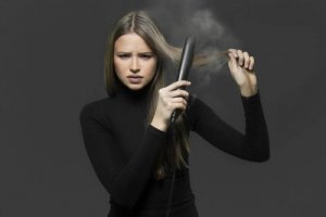 Het haar op een natuurlijke manier en zonder stijltang ontkrullen