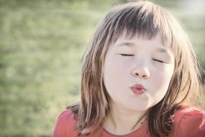 Je kan kinderen niet dwingen iemand te begroeten met een zoen
