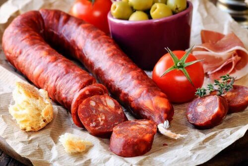 Spaanse tortilla met aardappelen, chorizo en ham