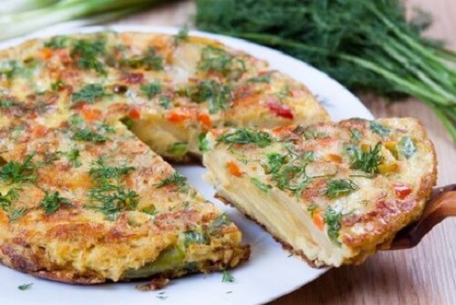 Spaanse tortilla met aardappelen en groenten