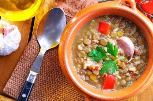 Veganistisch stoofpotje met linzen en spinazie