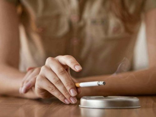 Factoren die een vroege menopauze kunnen veroorzaken zoals het gebruik van tabak