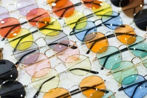 gekleurde zonnebrillen
