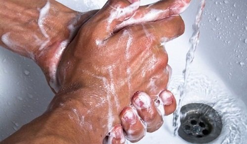 handen met zeep wassen