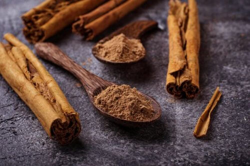 kaneelstokjes en kaneelpoeder