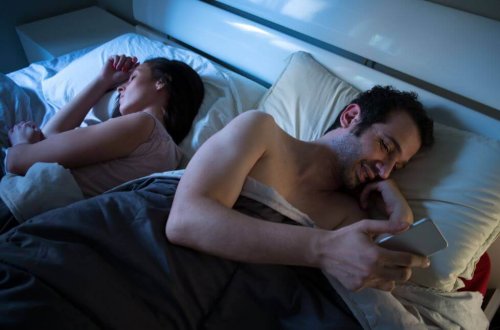 Koppel in bed negeert elkaar