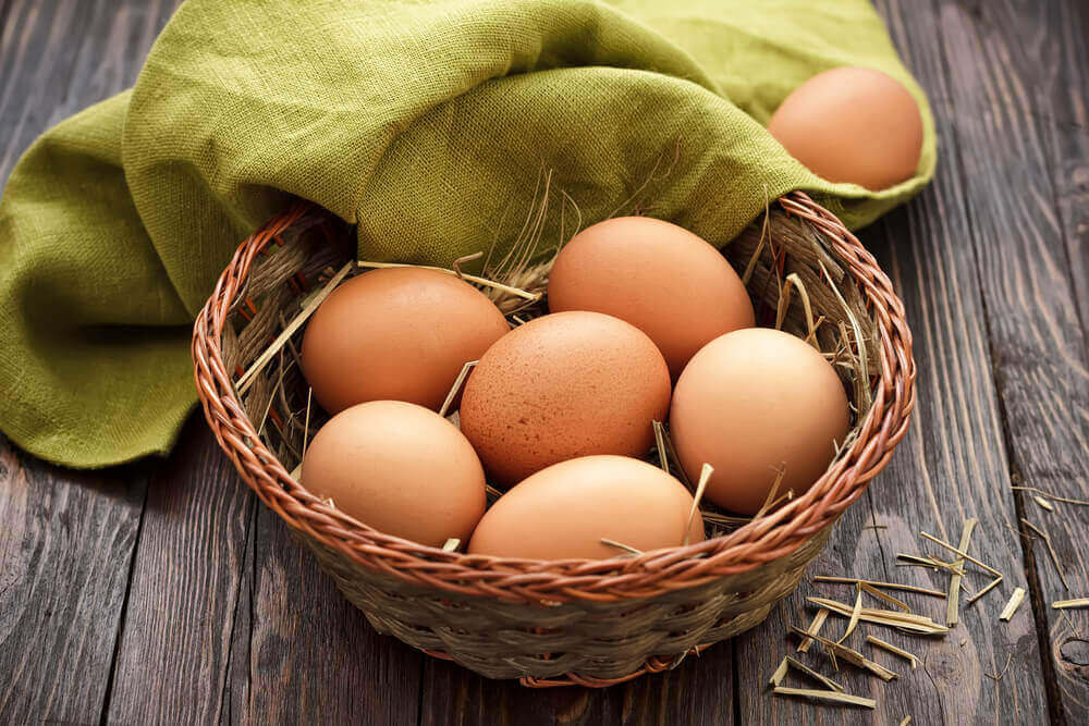 rieten mandje met eieren