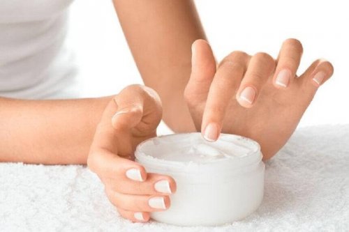 vrouw met pot crème