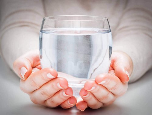 Probeer je kind water te laten drinken om constipatie bij kinderen te voorkomen