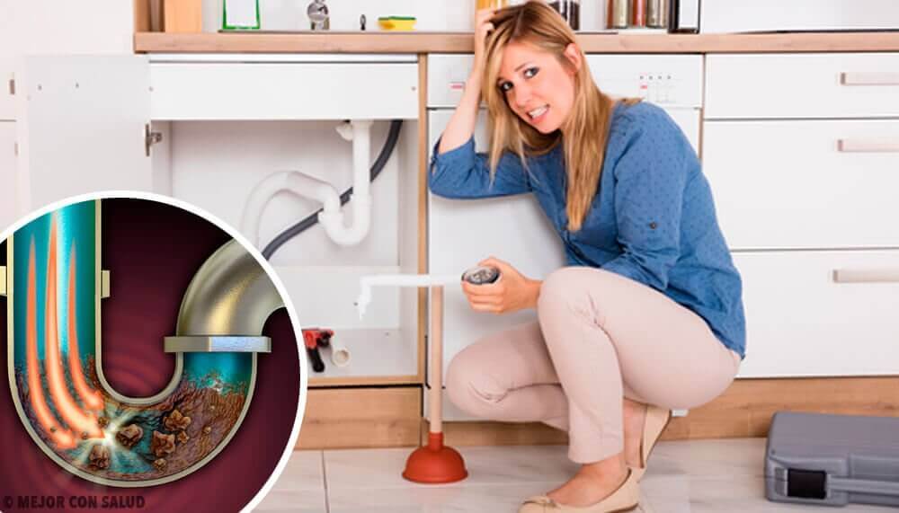 vrouw zit bij verstopte leiding