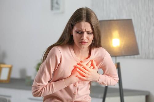 vrouw houdt handen op haar hart