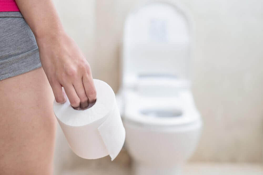 vrouw gaat naar de wc