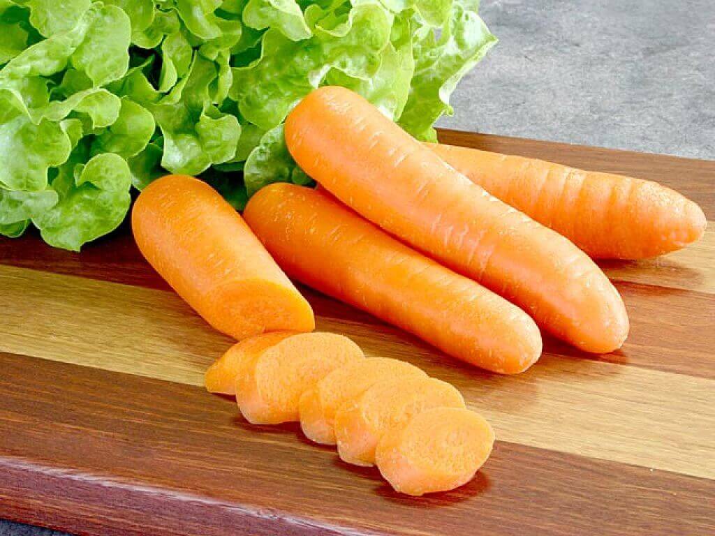 wortels en gesneden wortels