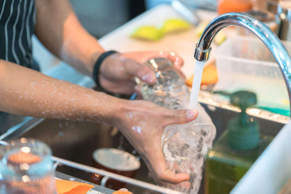 Het onjuist wassen van messen en glazen
