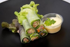 Drie heerlijke wraps met sla, groenten en fruit