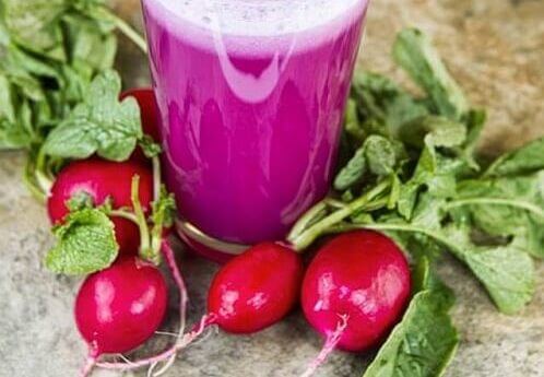 Een siroop met honing en radijs