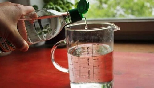 Het fornuis ontvetten met witte azijn