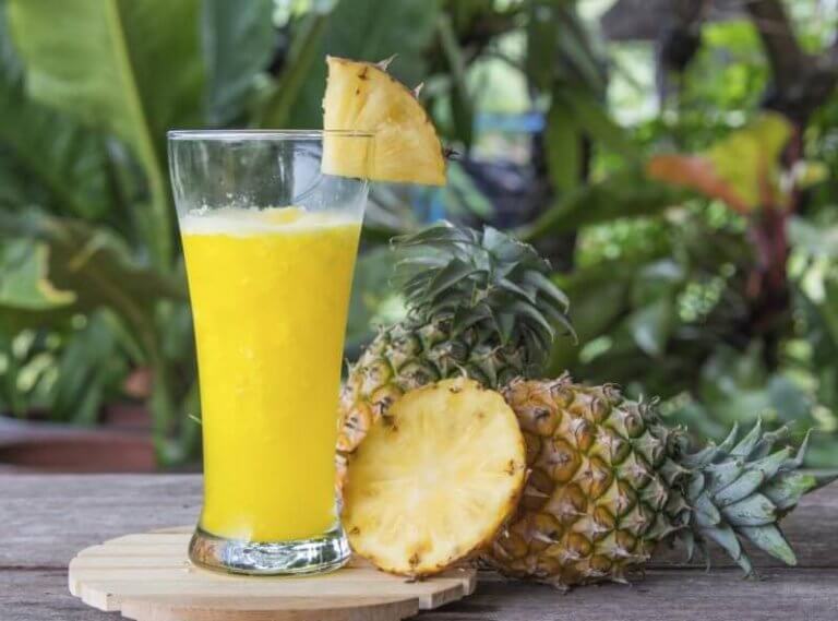 Een smoothie met ananas voor het verhelpen van constipatie