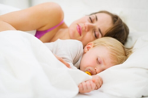 Hoe leer je jouw baby de nacht door te slapen?