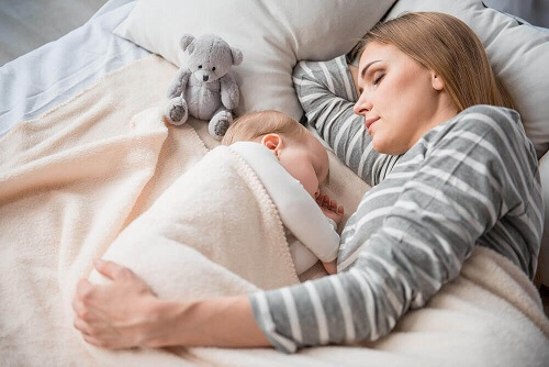 Is het mogelijk om een baby te leren de nacht door te slapen
