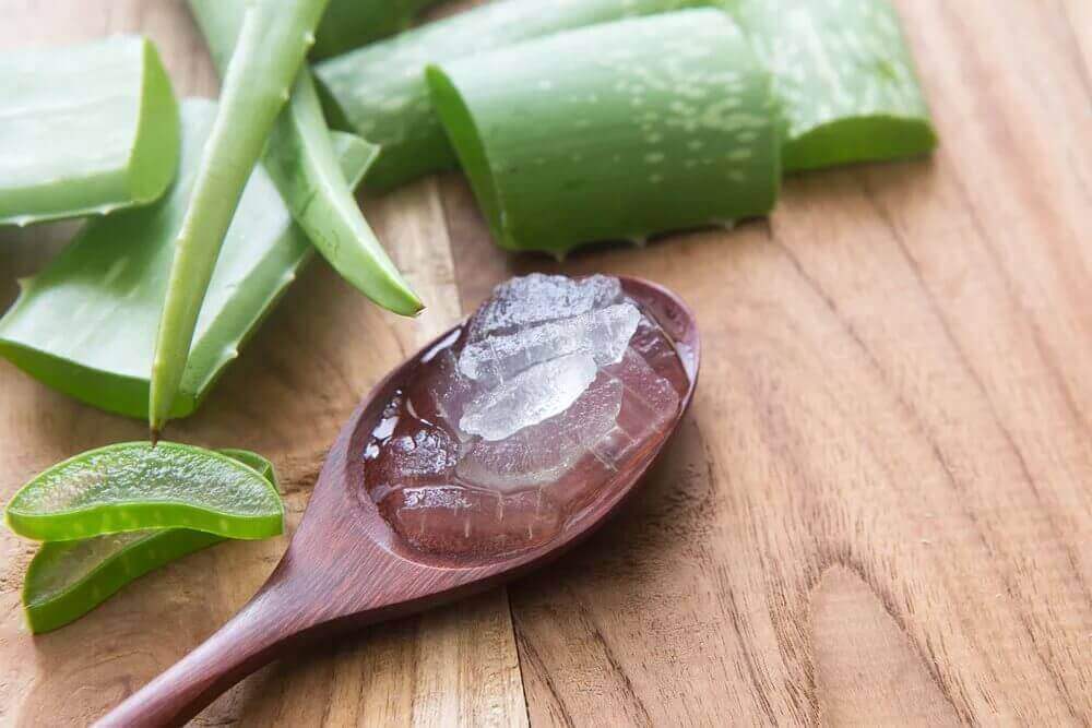 aloeveragel op een houten lepel