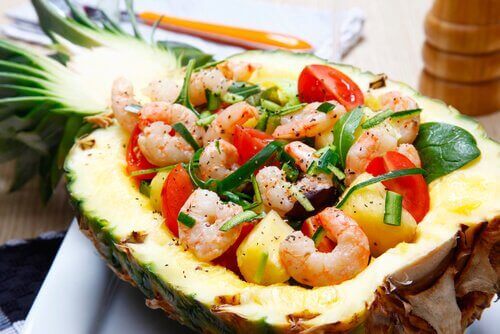 Ananas- en garnalensalade