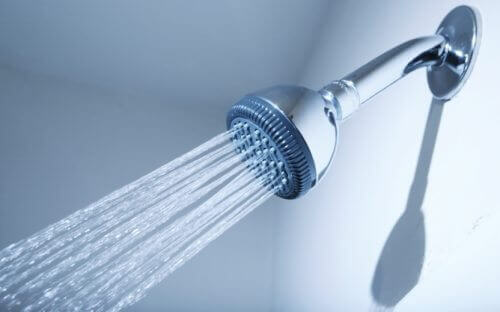 Een koude douche nemen