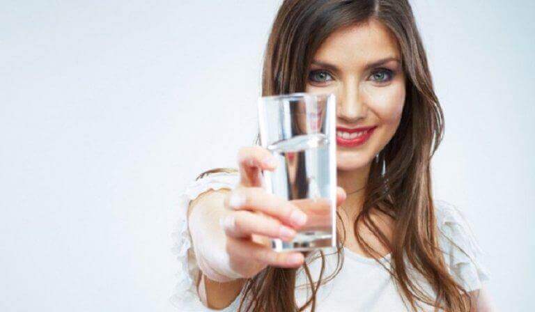 vrouw met een glas water