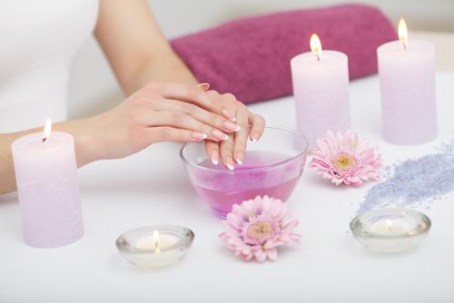 paarse vloeistof voor de nagels