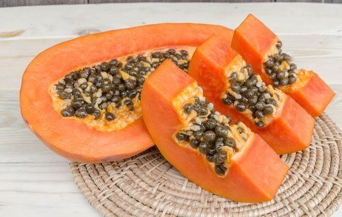 Papaja op een bord