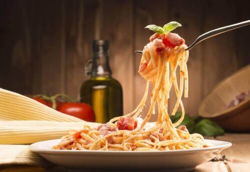 bord met spaghetti