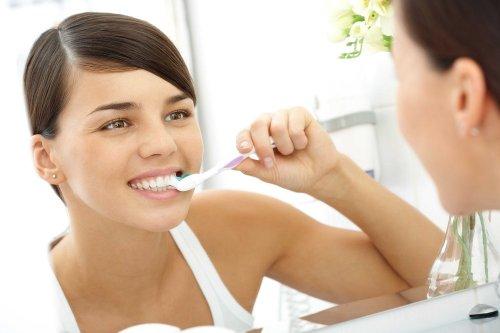 vrouw poetst haar tanden