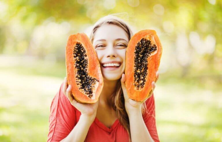Vrouw met twee halve papaja's