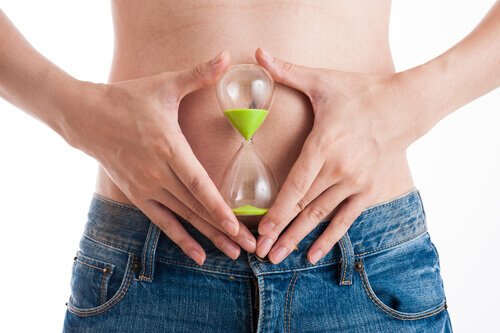 zandloper op een buik