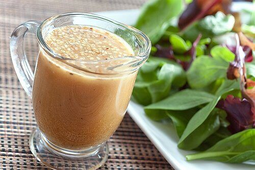 glas met salade dressing