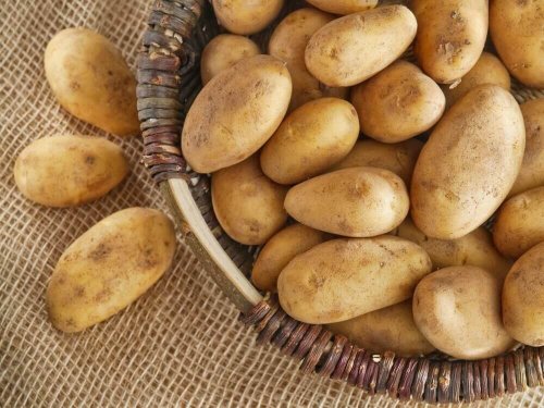 een mand met rauwe aardappelen