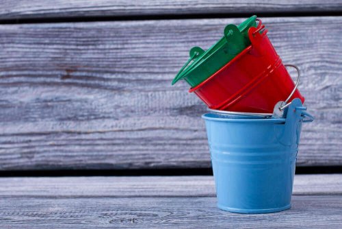Een paar gekleurde emmers