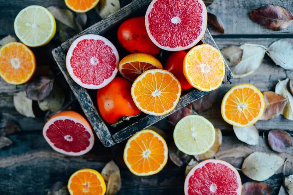 Fruit zoals kaki en sinaasappel