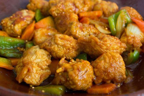 Gefrituurd voedsel zoals zoetzure kip