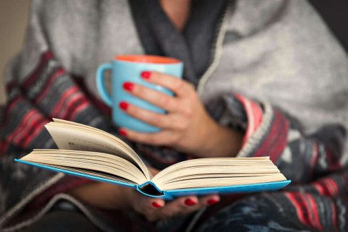 De voordelen van 's avonds lezen voor je hersenen
