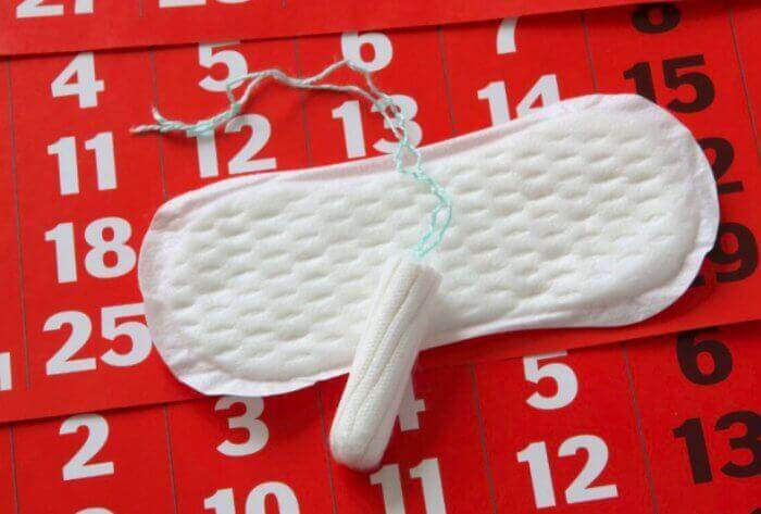 Maandverband en tampon op een kalender