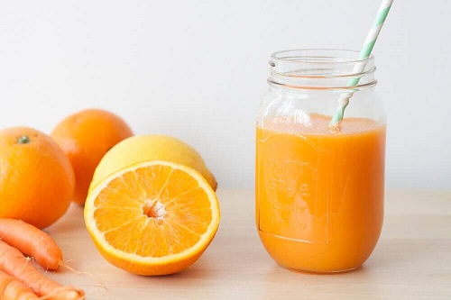 Pers een sinaasappel zonder fruitpers