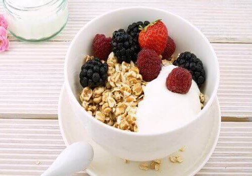 Yoghurt met havermout en bessen