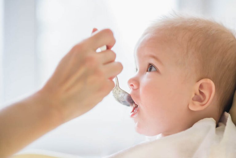 8 voedingsmiddelen die je nooit aan een baby moet geven