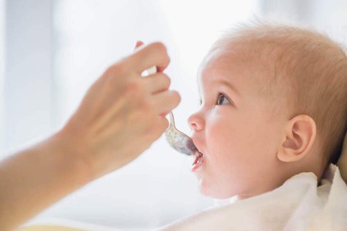 8 voedingsmiddelen die je nooit aan een baby moet geven