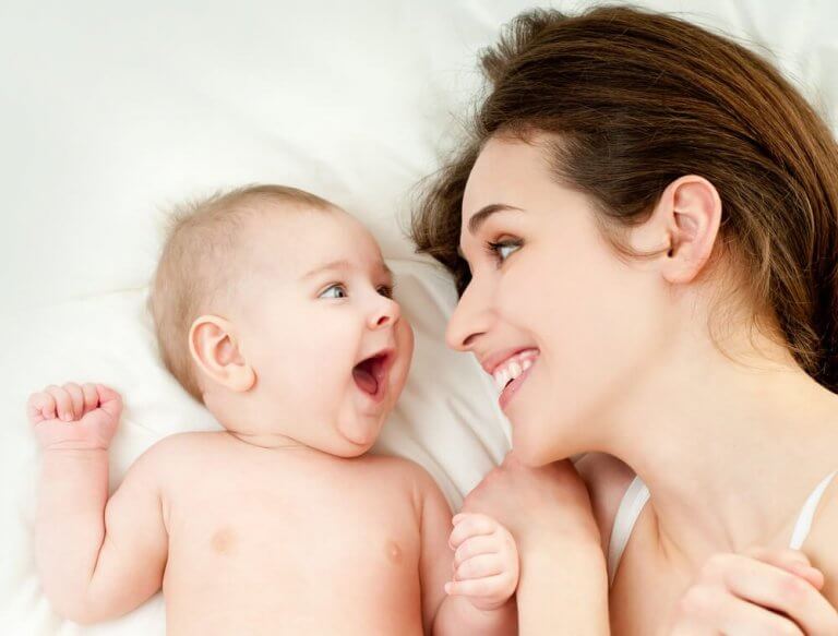 lachende moeder en baby
