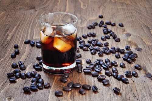 koffiebonen en een glas cola