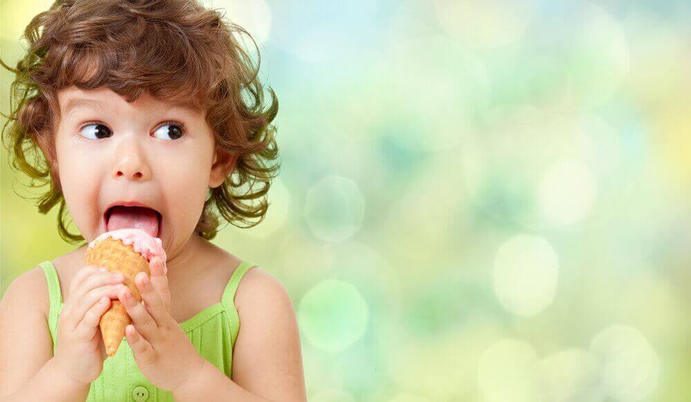 kind met een ijsje