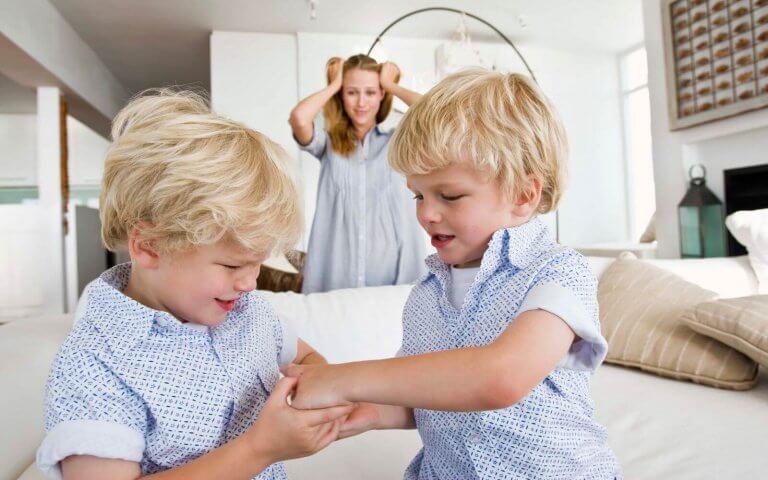 jongens aan het duwen en trekken