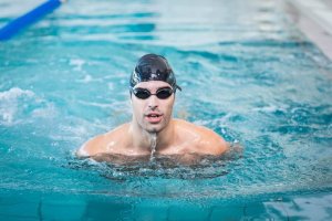 Hoe je in een zwembad kan leren zwemmen